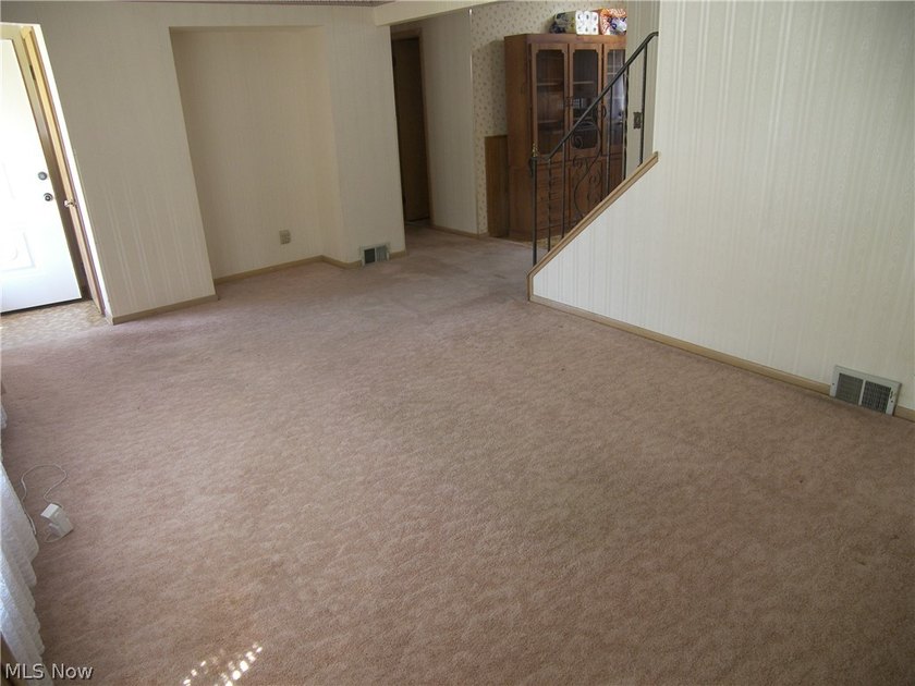 Here is a custom built 1965 1 owner brick bungalow awaiting its - photo 13