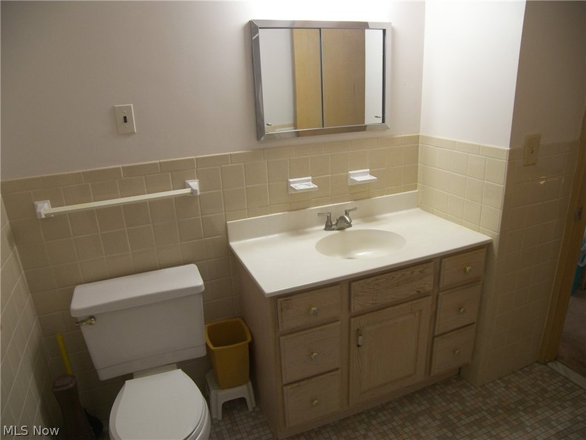 Here is a custom built 1965 1 owner brick bungalow awaiting its - photo 16