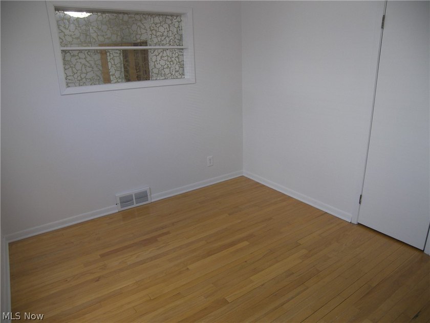 Here is a custom built 1965 1 owner brick bungalow awaiting its - photo 18