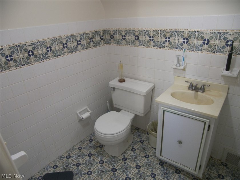 Here is a custom built 1965 1 owner brick bungalow awaiting its - photo 21