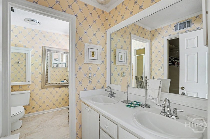 Lovely 3-bedroom, 2.5 bath home on very private lot with lagoon - photo 23