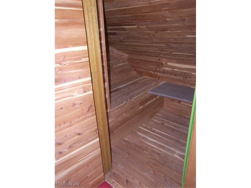 Here is a custom built 1965 1 owner brick bungalow awaiting its - photo 23