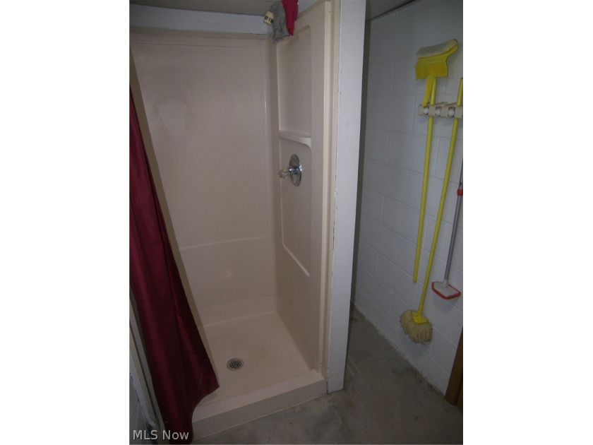 Here is a custom built 1965 1 owner brick bungalow awaiting its - photo 29