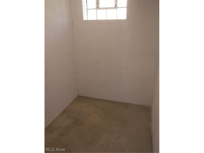 Here is a custom built 1965 1 owner brick bungalow awaiting its - photo 34
