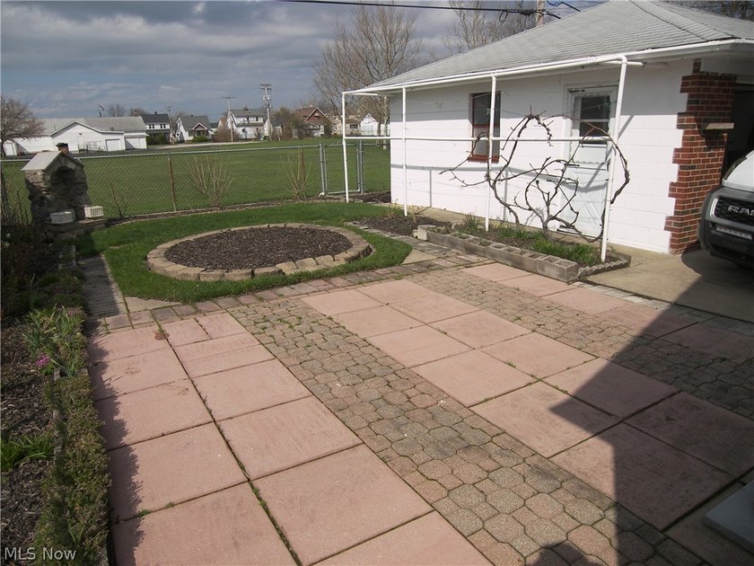 Here is a custom built 1965 1 owner brick bungalow awaiting its - photo 38
