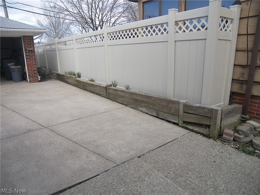Here is a custom built 1965 1 owner brick bungalow awaiting its - photo 39