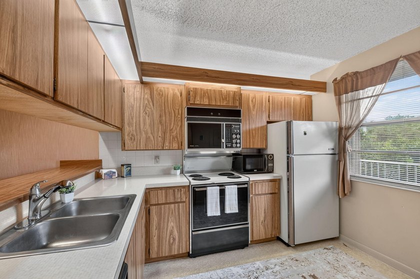 Bring your vision to this spacious 2BR/2BA in the heart of West - photo 6