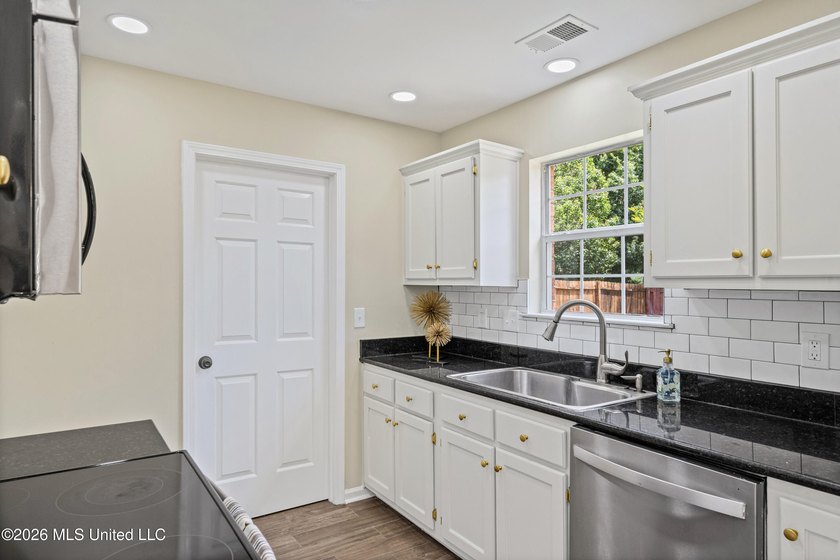 LOCATED ON A SPACIOUS CORNER LOT IN THE PRESTIGIOUS SOUTHRIDGE - photo 11