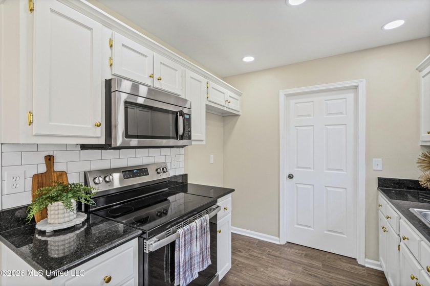 LOCATED ON A SPACIOUS CORNER LOT IN THE PRESTIGIOUS SOUTHRIDGE - photo 12