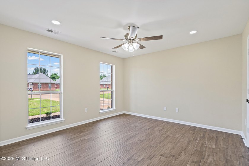 LOCATED ON A SPACIOUS CORNER LOT IN THE PRESTIGIOUS SOUTHRIDGE - photo 15