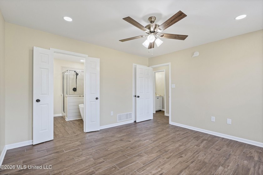 LOCATED ON A SPACIOUS CORNER LOT IN THE PRESTIGIOUS SOUTHRIDGE - photo 16