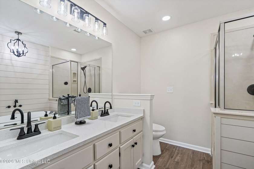 LOCATED ON A SPACIOUS CORNER LOT IN THE PRESTIGIOUS SOUTHRIDGE - photo 17