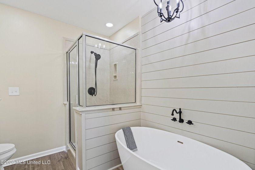 LOCATED ON A SPACIOUS CORNER LOT IN THE PRESTIGIOUS SOUTHRIDGE - photo 18