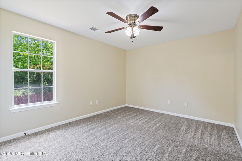 LOCATED ON A SPACIOUS CORNER LOT IN THE PRESTIGIOUS SOUTHRIDGE - photo 20