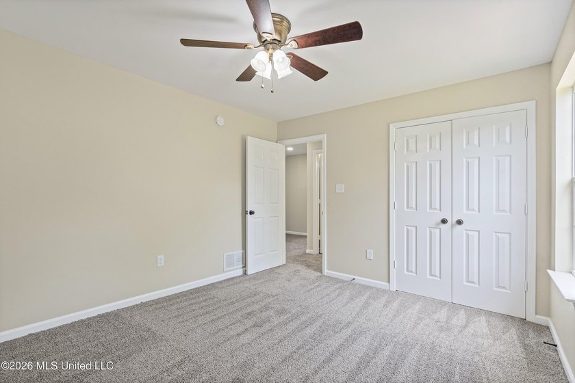 LOCATED ON A SPACIOUS CORNER LOT IN THE PRESTIGIOUS SOUTHRIDGE - photo 21