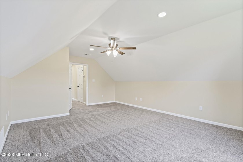 LOCATED ON A SPACIOUS CORNER LOT IN THE PRESTIGIOUS SOUTHRIDGE - photo 23
