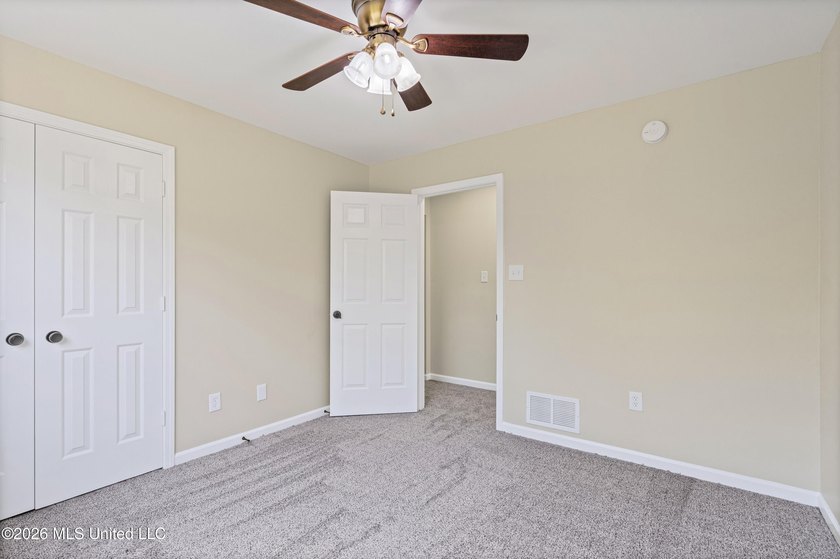 LOCATED ON A SPACIOUS CORNER LOT IN THE PRESTIGIOUS SOUTHRIDGE - photo 26