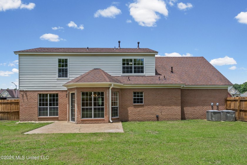 LOCATED ON A SPACIOUS CORNER LOT IN THE PRESTIGIOUS SOUTHRIDGE - photo 28