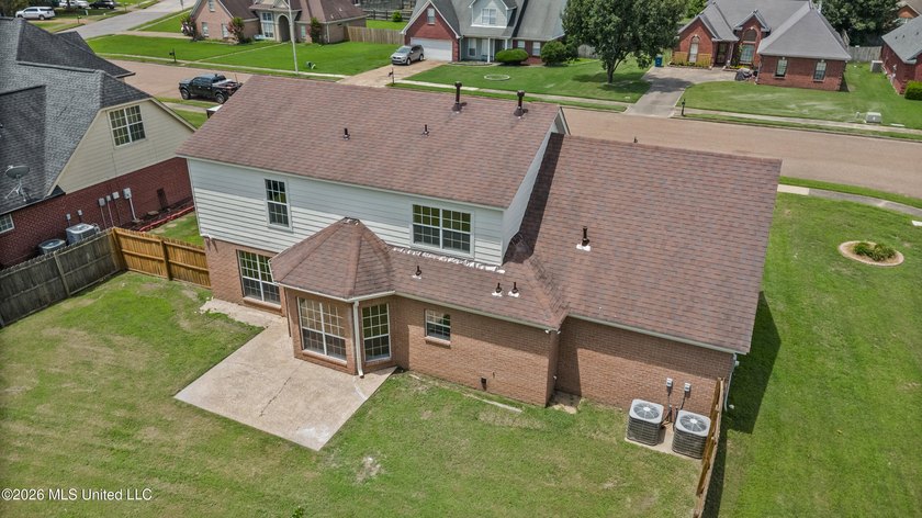 LOCATED ON A SPACIOUS CORNER LOT IN THE PRESTIGIOUS SOUTHRIDGE - photo 29