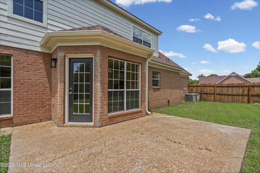 LOCATED ON A SPACIOUS CORNER LOT IN THE PRESTIGIOUS SOUTHRIDGE - photo 31