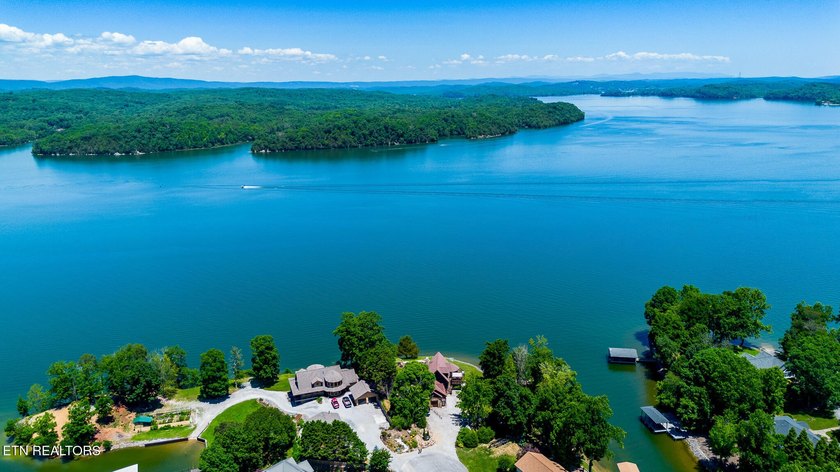 Rare Opportunity: Luxury Rustic-Modern Lakefront Retreat Wake up - photo 3