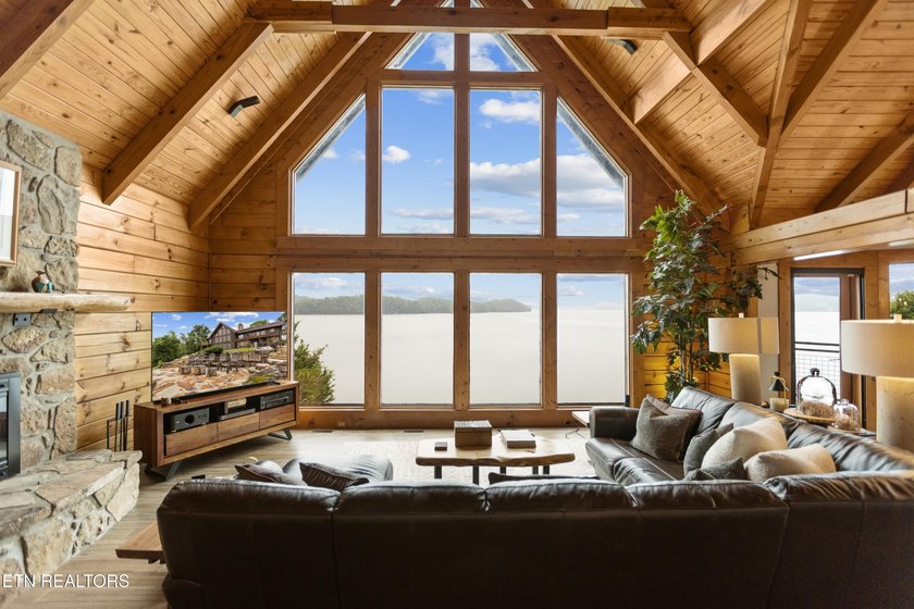 Rare Opportunity: Luxury Rustic-Modern Lakefront Retreat Wake up - photo 8