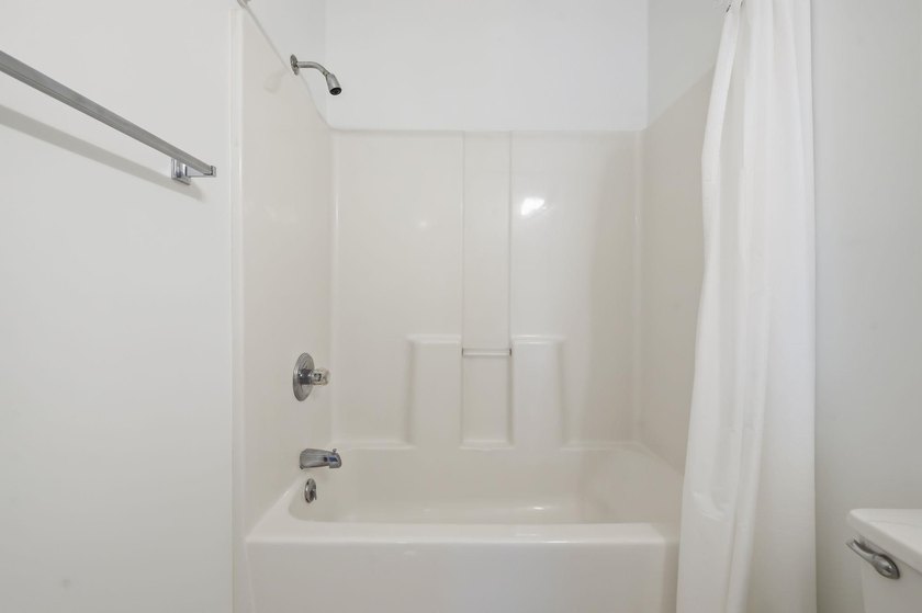 Two-bedroom, two-bathroom second-floor condo with a pool-view - photo 32