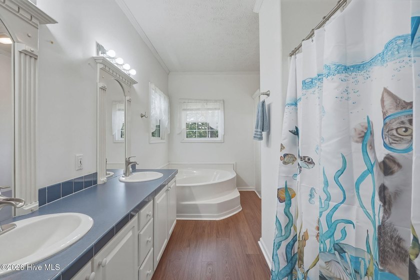 Welcome to an exceptional waterfront retreat offering - photo 11