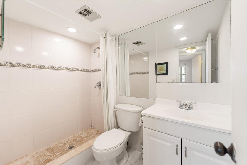 Spacious and bright second-floor, two-bedroom, two-bath condo in - photo 13