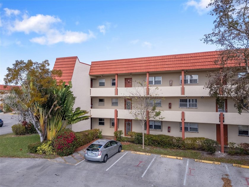 Spacious and bright second-floor, two-bedroom, two-bath condo in - photo 14