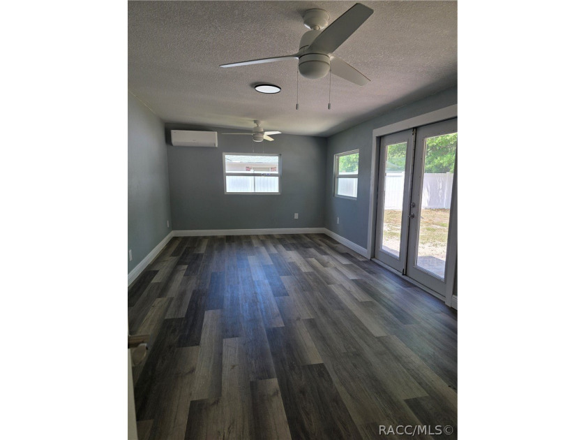 Seller Motivated!!! This adorable home within walking distance - photo 15