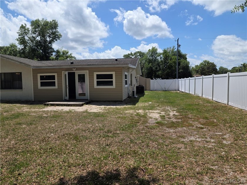 Seller Motivated!!! This adorable home within walking distance - photo 21