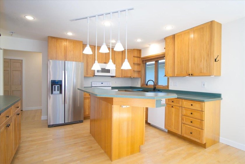 Beautiful LAKE KEGONSA HOME with 50' of frontage, pier, and - photo 21