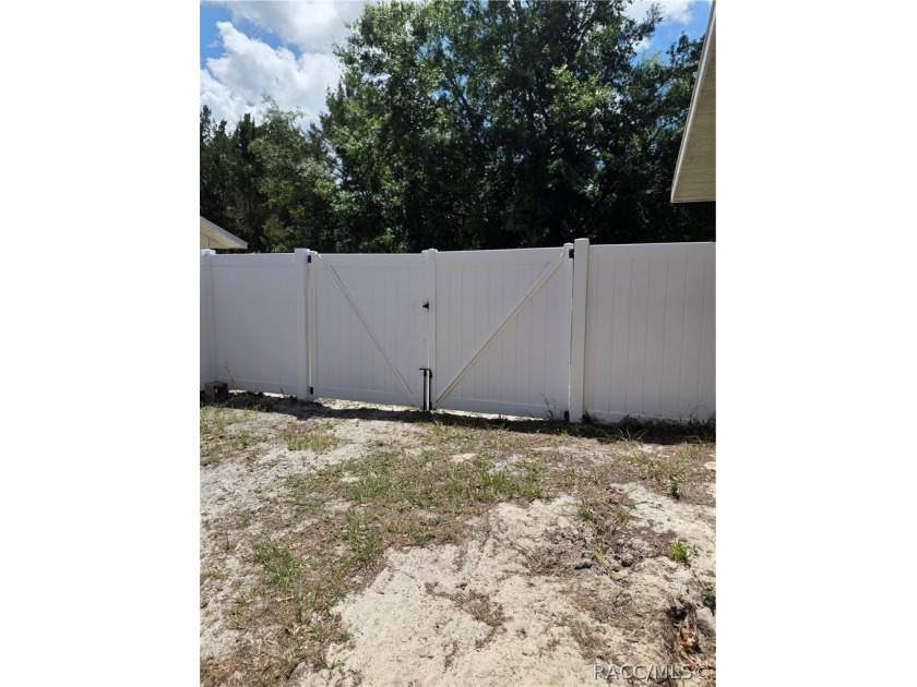 Seller Motivated!!! This adorable home within walking distance - photo 22