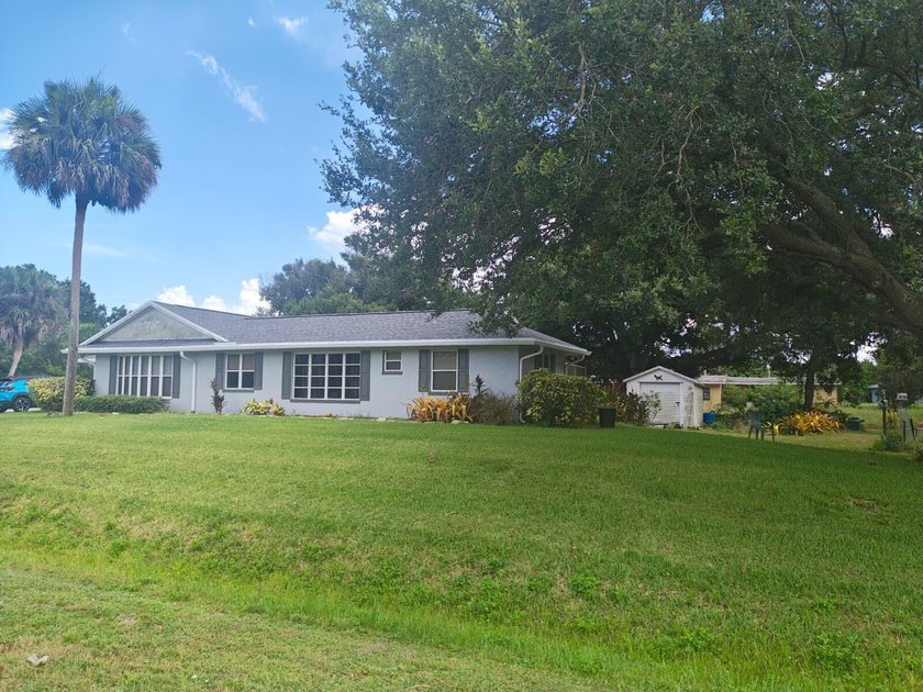 Welcome to this 3-bedroom, 2.5-bathroom pool house located in - photo 5