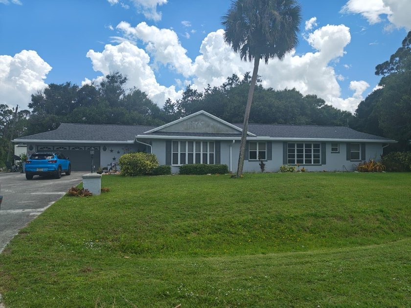 Welcome to this 3-bedroom, 2.5-bathroom pool house located in - photo 6