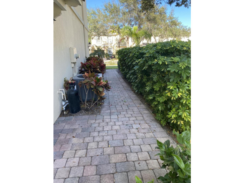 Welcome to this beautifully updated 3-bedroom, 2.5-bath - photo 3