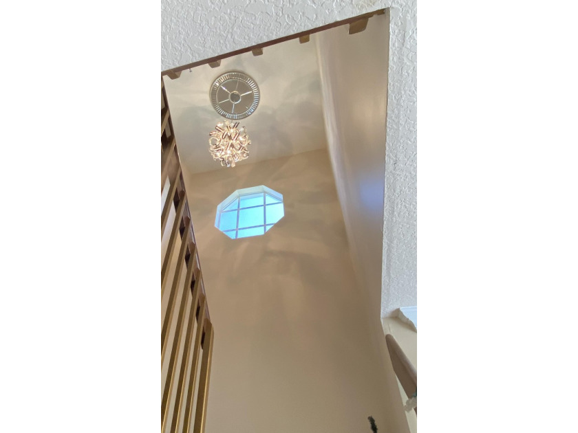 Welcome to this beautifully updated 3-bedroom, 2.5-bath - photo 7