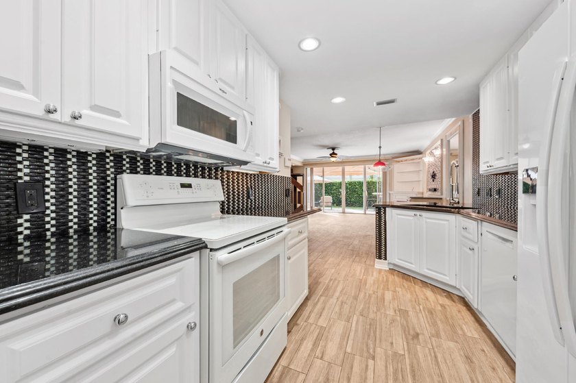 Welcome to this beautifully updated 3-bedroom, 2.5-bath - photo 9