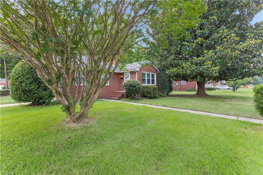 This beautifully maintained brick rancher offers 3 bedrooms/1.5 - photo 3