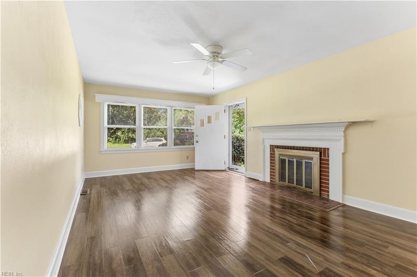 This beautifully maintained brick rancher offers 3 bedrooms/1.5 - photo 8
