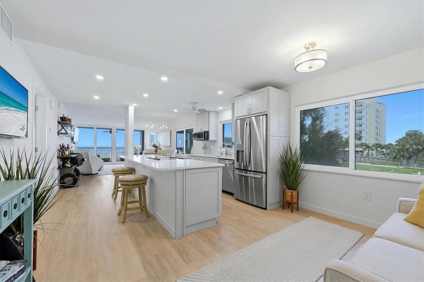 It's all about the view. This turnkey, north-facing, end-unit - photo 2