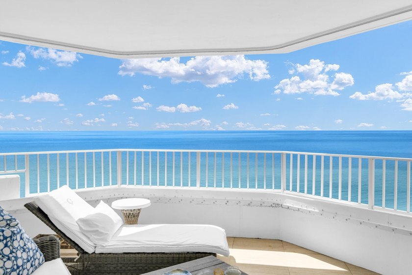 Welcome to this stunning and rarely available waterfront - photo 2