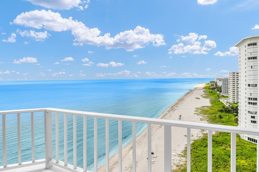 Welcome to this stunning and rarely available waterfront - photo 3