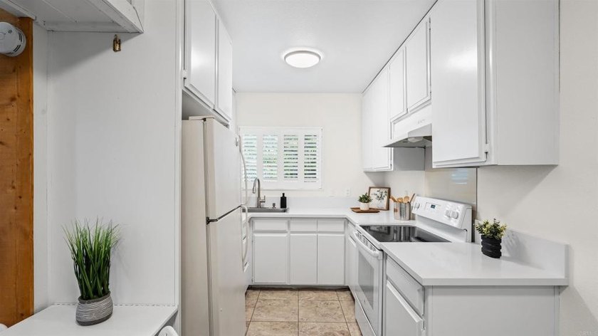 Welcome to this light and bright upstairs 1 bedroom, 1 bath - photo 11