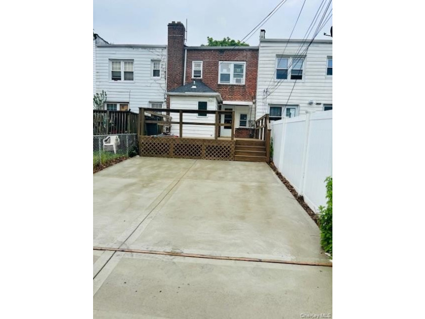 Well maintained brick Colonial. Handicap accessible with - photo 16
