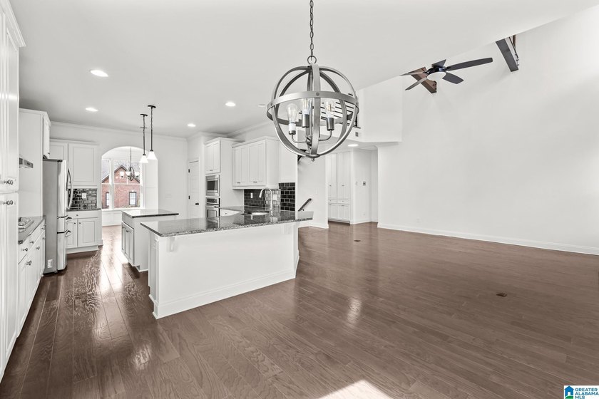 This extraordinary home blends luxury, functionality and - photo 10