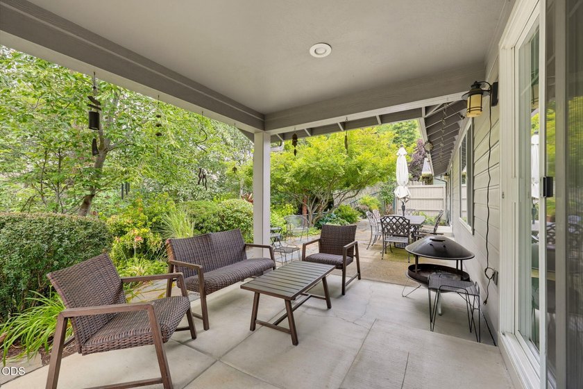 Beautifully updated East Medford home featuring 3 bedrooms and 2 - photo 43