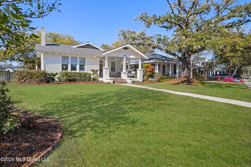 ONE OF THE PRETTIEST AND MOST WELL TAKEN CARE OF HOMES YOU WILL - photo 2