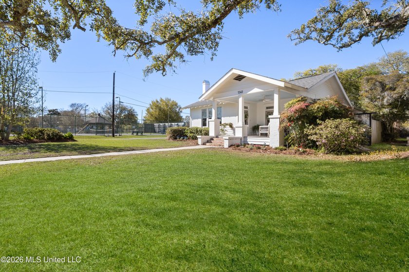 ONE OF THE PRETTIEST AND MOST WELL TAKEN CARE OF HOMES YOU WILL - photo 3